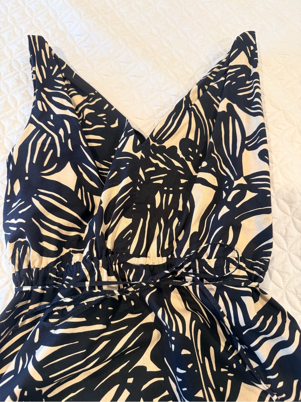Women’s Gap Summer 2015 black and Cream V-Neck Dress. 100% cotton. Size 10